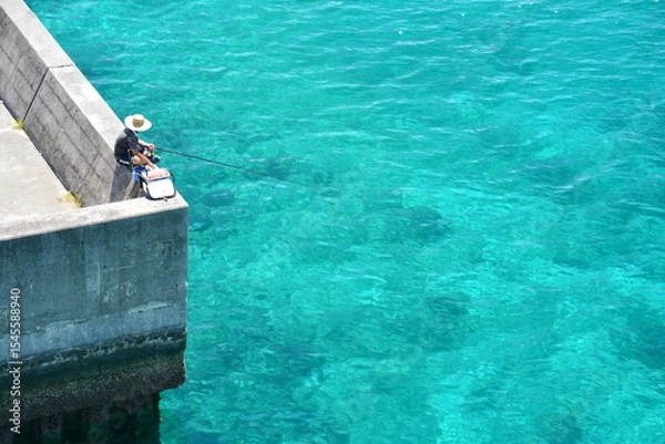 Fototapeta 阿嘉島の堤防で釣りをしてる人