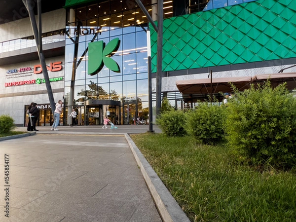 Obraz A large green building with a large letter K on it. This is the Kuzminki Mall shopping center. Russia. Moscow. 21.06.25