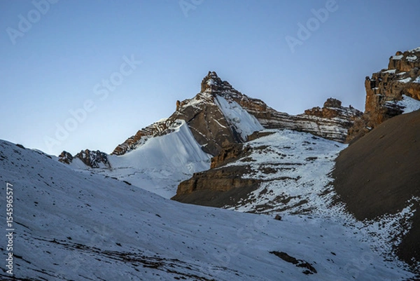 Obraz Syagang peak before sunrise in morning twilight, view from trekking route to Thorung La pass. Annapurna circuit trek, Nepal.