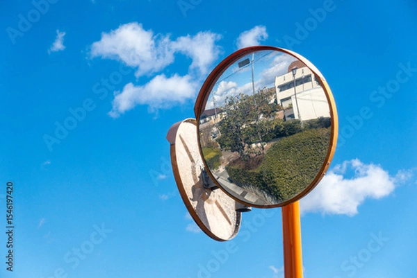 Obraz 日本で撮影したカーブミラーの写真。交通安全のイメージ。