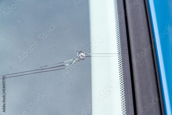 Obraz 飛び石でヒビが入った車のフロントガラスの写真