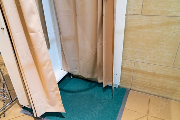 Obraz 簡易的な試着室の写真。コスプレの着替えをする場所のイメージ。