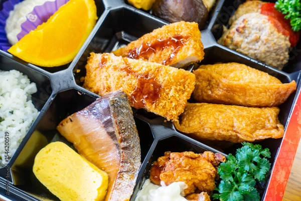 Obraz 日本で撮影したおいしそうな割子弁当の写真。仕出し弁当。