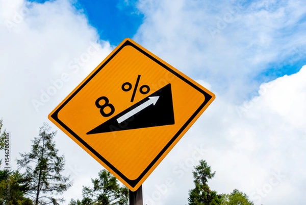 Obraz 日本の勾配の道路標識の写真。