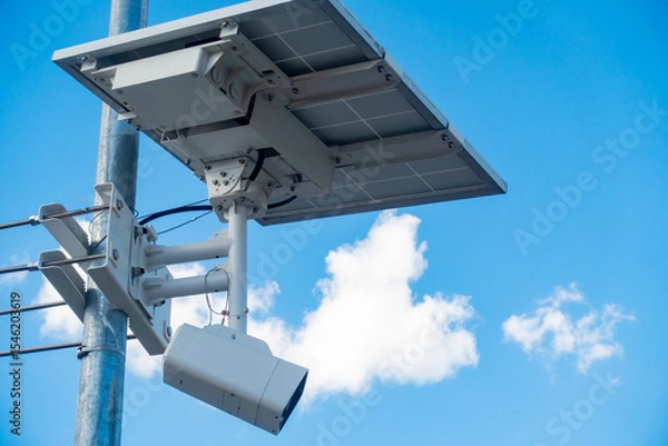 Obraz 屋外に設置された太陽光パネル付きの監視カメラの写真。