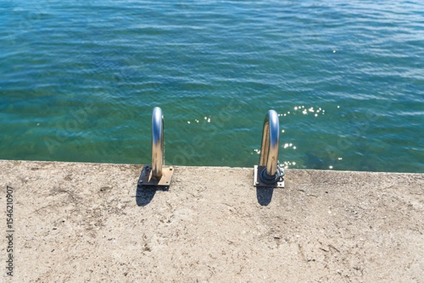 Obraz Leiter als Zugang zum Wasser an der kroatischen Küste der Adria bei Porec
