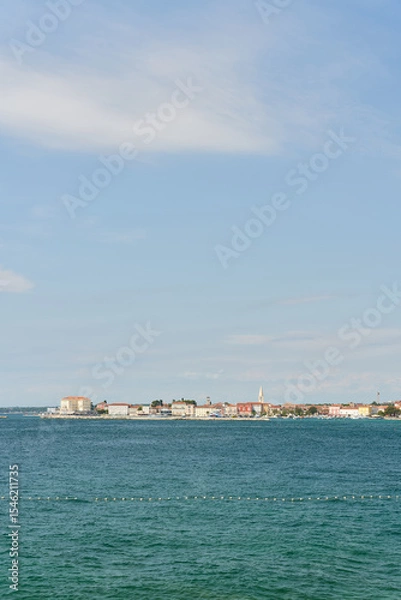 Obraz Stadtansicht von Porec an der kroatischen Küste der Adria mit Textfreiraum im oberen Bereich