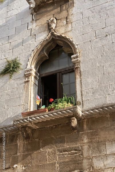 Obraz Fenster eines ehemaligen Palastes in der Altstadt von Porec in Kroatien