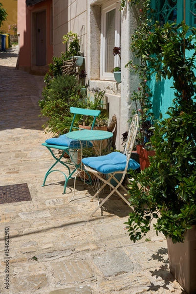 Obraz Tisch und Stühle vor einem mittelalterlichen Wohnhaus in der Altstadt von Rovinj in Kroatien