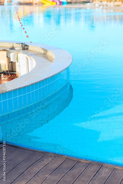 Fototapeta Empty bar counter of the swimming pool with clear azure water