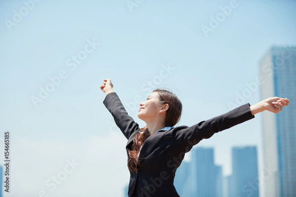 Fototapeta 青空とビジネスウーマン