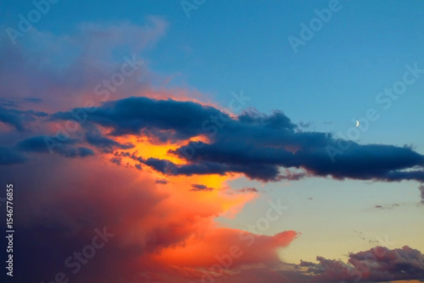 Obraz Evening light falls on a summer thunderstorm in the Midwest United States