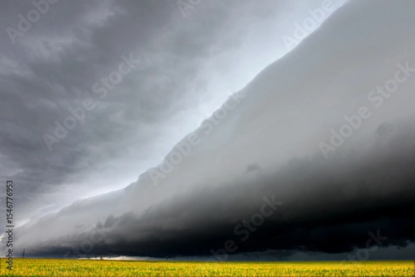 Obraz Dark shelf cloud in Illinois foreshadows a violent storm raging in from the west