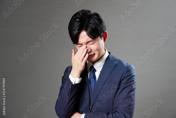 Obraz ビジネスマン　泣く　黒背景