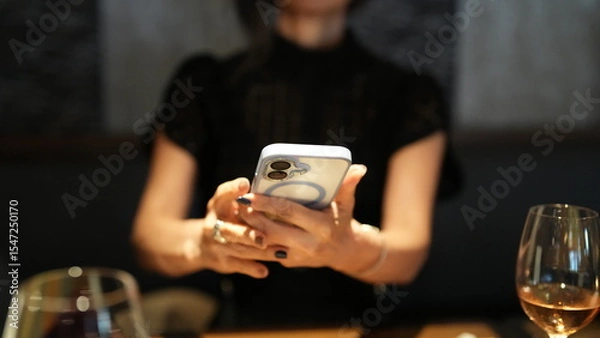 Obraz スマホを操作する日本人の女性