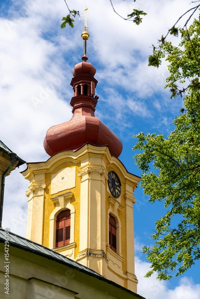 Fototapeta Kirchturm der Kirche Mariä Heimsuchung in Hejnice im Isergebirge 2