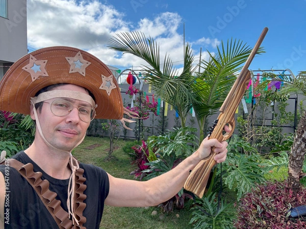 Fototapeta homem com arma em fantasia de festa junina são joão 
