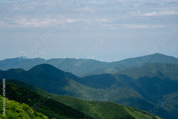 Obraz 四国の山並みと遠くに並ぶ風力発電
