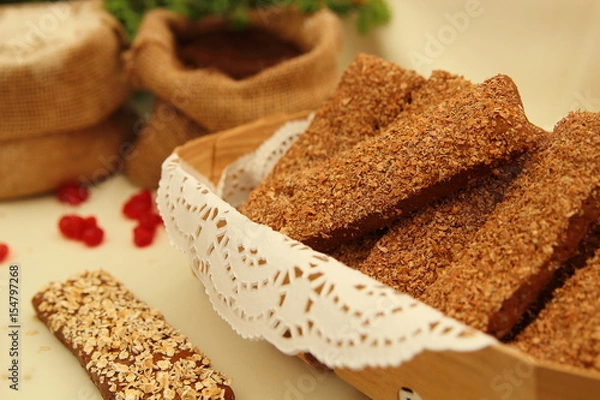 Fototapeta ржаные хлебцы с отрубями и овсяными хлопьями в корзине