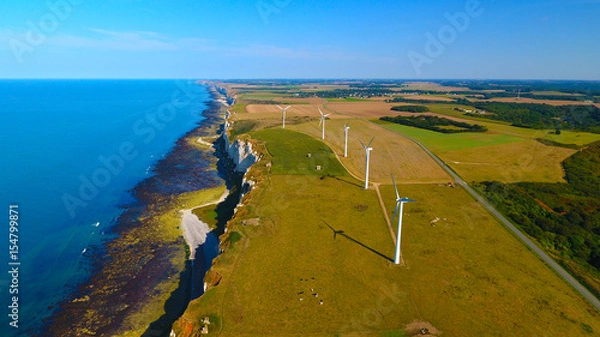 Fototapeta Turbiny wiatrowe skierowane w stronę oceanu, w pobliżu Fécamp w Normandii we Francji