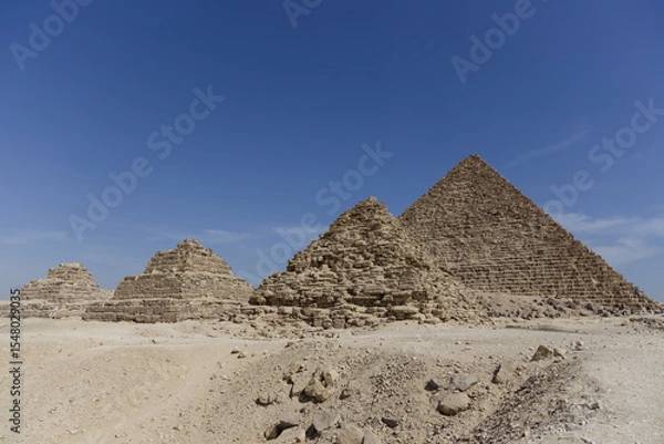 Fototapeta View of the Pyramid of Menkaure in Giza, Egypt