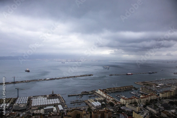 Fototapeta Widok z lotu ptaka na port w mieście Gibraltar