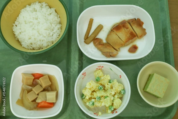 Obraz 病院食、ご飯、チキンステーキ、高野豆腐、ポテトサラダ
