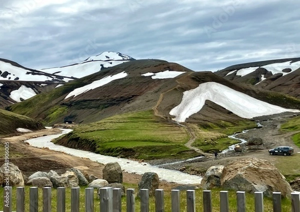 Obraz Icelandic highland landscape at Kerlingarfjöll basecamp with green land and snow