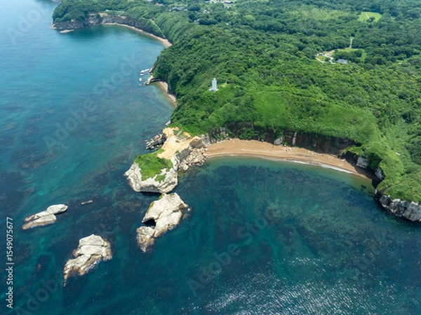Obraz 晴天の昼間に撮影された加佐ノ岬の波打ち際と青空の鮮明なドローン写真