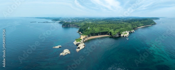 Obraz 石川県加賀市・加佐ノ岬のパノラマ写真。日本海と緑豊かな岬の絶景をドローンで空撮。観光などの用途に。