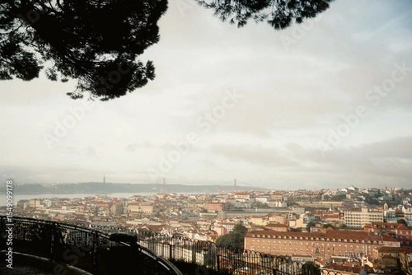 Obraz リスボンの高台から見渡す歴史的な街並みとテージョ川の景色