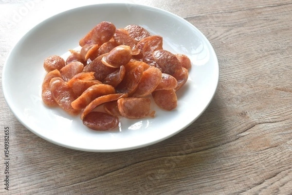 Obraz crispy fried slice Chinese pork sausage arranging on plate