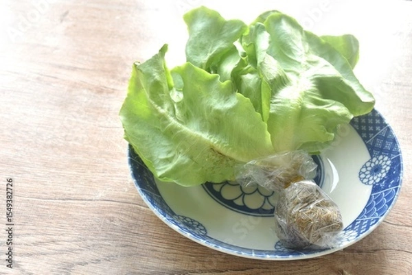 Obraz fresh green cos or  Romaine lettuce vegetable salad with drop of water arranging on plate