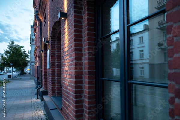 Fototapeta Wieczorne odbicie budynku w centrum w Łodzi