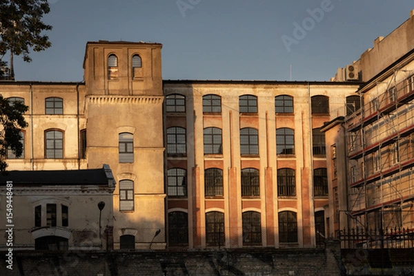 Fototapeta Fasada budynku podświetlona zachodzącym słońcem