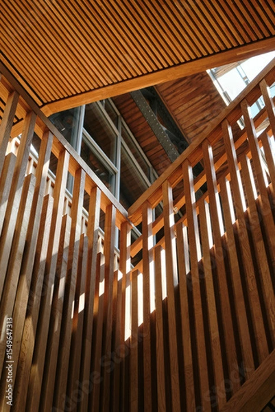 Fototapeta structure d'un grand escalier d'immeuble en bois 