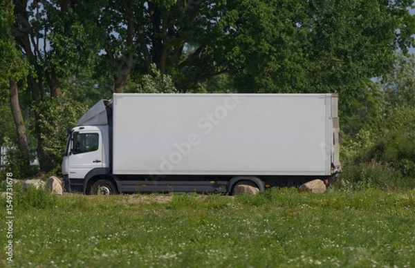 Obraz Seitenansicht eines weißen LKW