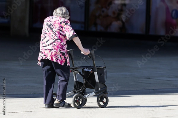 Obraz Alte Frau mit Rollator