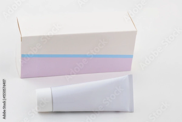 Obraz Cream container and a white box packaging