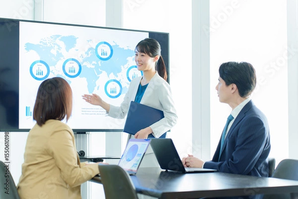 Fototapeta 会議室でミーティングをするビジネスパーソン　企画　プロモーション　キャンペーン