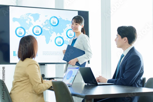 Fototapeta 会議室でミーティングをするビジネスパーソン　企画　プロモーション　キャンペーン