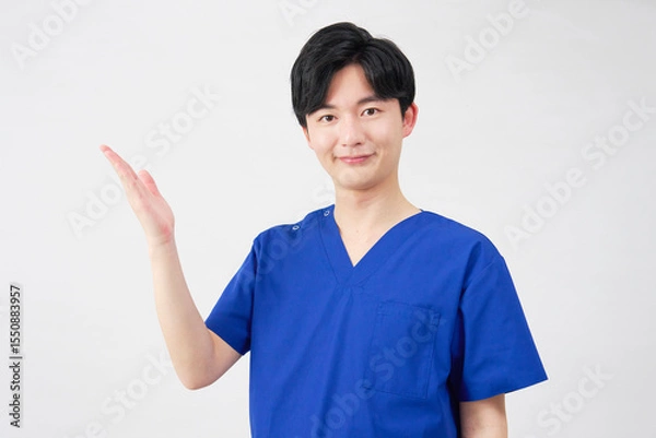 Fototapeta 医者・看護師・歯科医師・介護士　左側を手のひらで指す男性　白背景