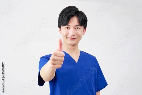 Fototapeta 医者・看護師・歯科医師・介護士　男性　グッドサイン　白背景