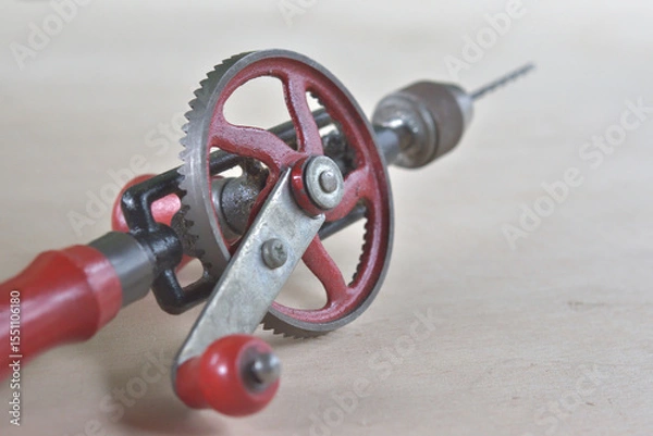 Fototapeta 木の板の上に置かれたハンドドリル