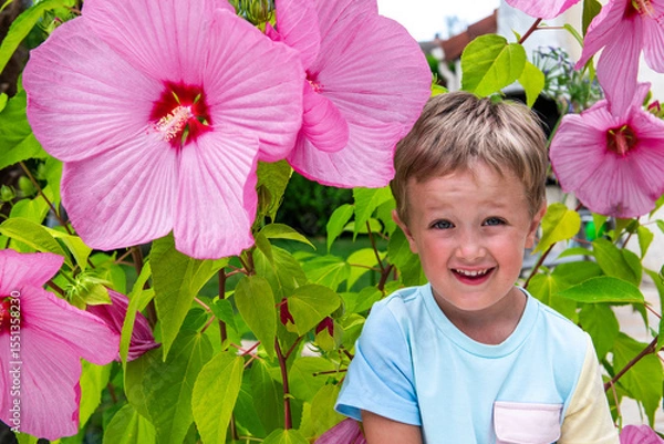 Obraz enfant et fleur géante rose