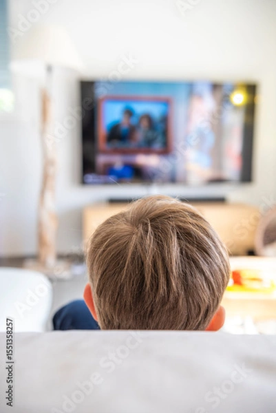 Obraz enfant qui regarde la télévision