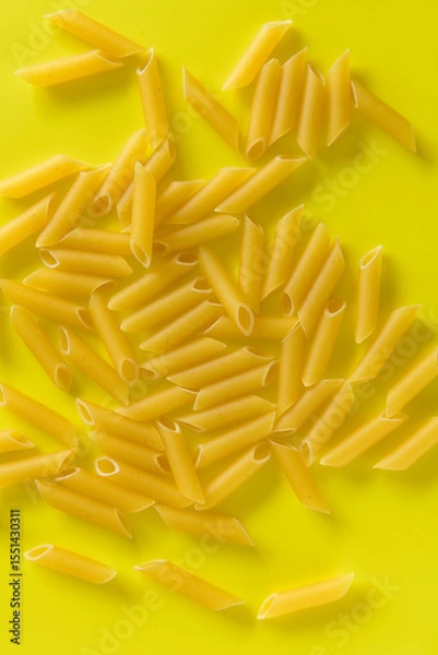 Fototapeta MACARRONES SOBRE FONDO AMARILLO