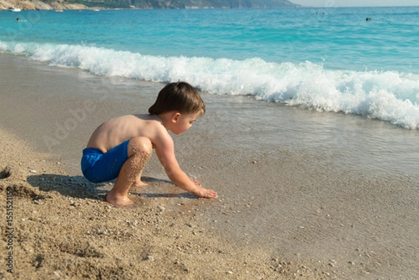 Fototapeta Small child enjoying summer on the seashore
