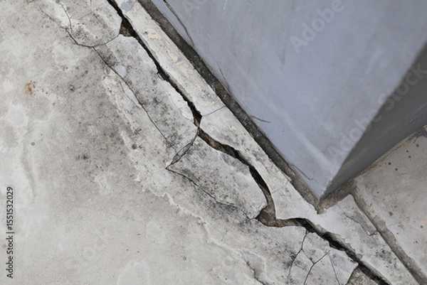 Obraz An earthquake significant crack to develop in the cement floor.