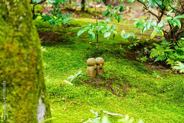 Obraz 苔に包まれた庭に佇む小さな地蔵像
Small Jizo Statues Standing Quietly in a Moss-Covered Garden
